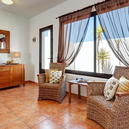 Very Private 4 Bedroom Acebo With Electrically Heated Pool 普拉亚布兰卡