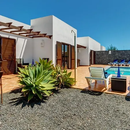 Very Private 4 Bedroom Acebo With Electrically Heated Pool * 普拉亚布兰卡