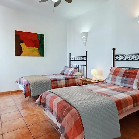 Very Private 4 Bedroom Acebo With Electrically Heated Pool Villa Playa Blanca (Lanzarote)